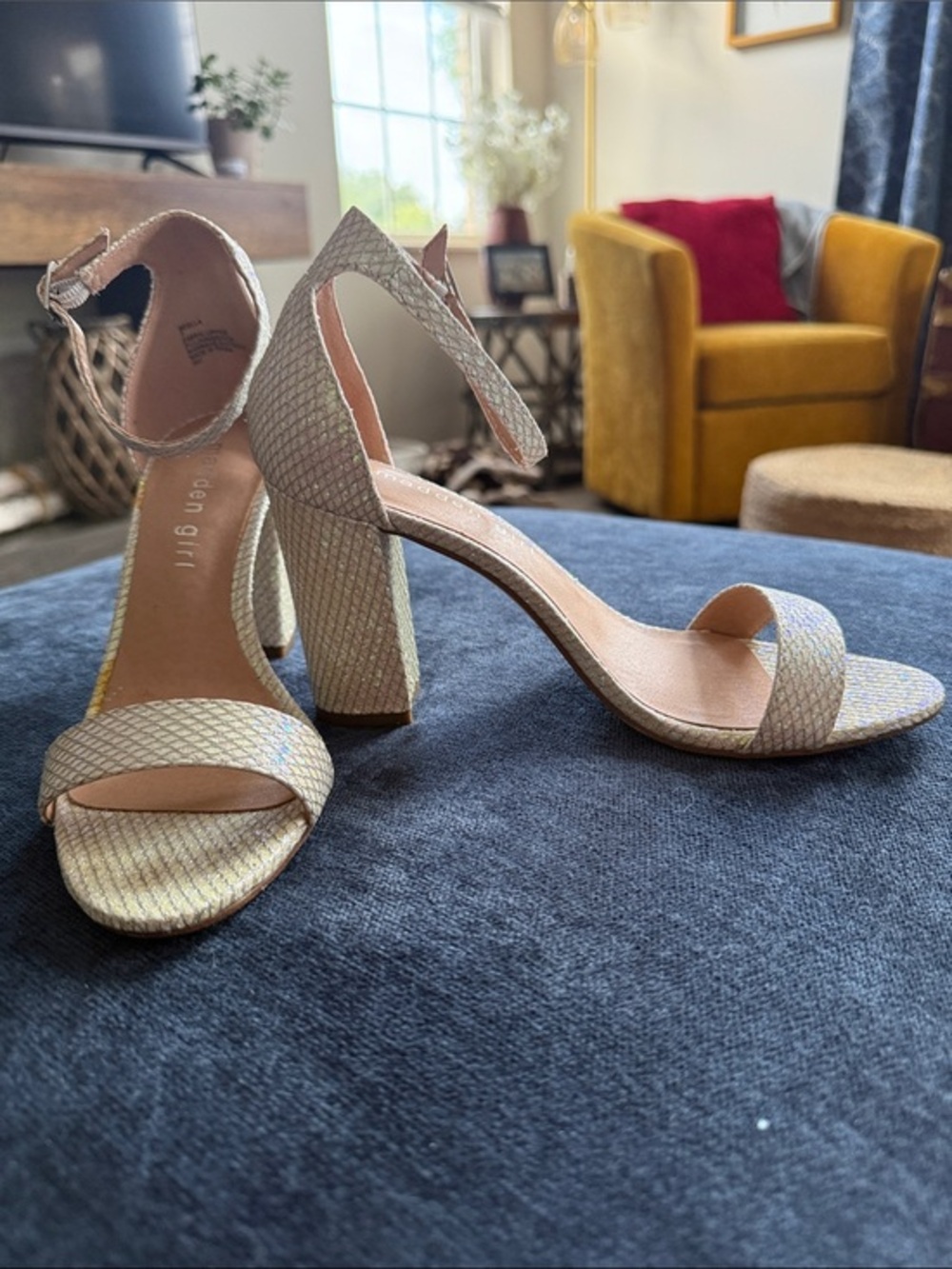 Madden Girl SZ 7 Golden Textured Ankle-Strap Block 3 1//“ Heel Sandals
